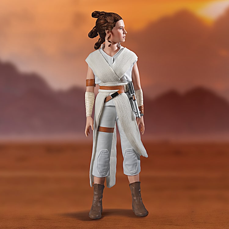 STAR WARS 15 Hand-Painted Rey Portrait Figure With Jakku Scavenger